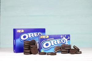 Kharkov, ukraina - Maj 5, 2022 oreo smörgås småkakor och blå produkt lådor på vit tabell. oreo är en smörgås kaka med en ljuv grädde är de bäst försäljning kaka i de oss foto