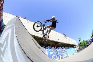 kharkov. ukraina - Maj 2, 2022 freestyle bmx ryttare i en skatepark under de årlig festival av gata kulturer foto