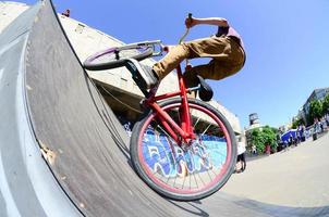 kharkiv, ukraina - 27 Maj, 2022 freestyle bmx ryttare i en skatepark under de årlig festival av gata kulturer foto