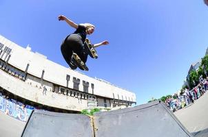 kharkov. ukraina - Maj 17, 2022 vält skridskoåkning under de årlig festival av gata kulturer foto