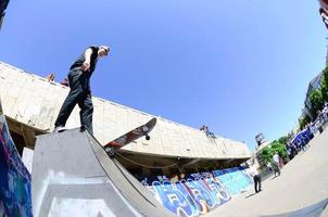 kharkiv, ukraina - 27 Maj, 2022 skateboard tävling i utomhus skridsko parkera under de årlig festival av gata kulturer foto