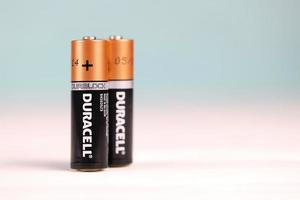 Kharkov, ukraina - december 27, 2022 duracell batterier på vit bakgrund. duracell är ett amerikan varumärke av batterier och smart kraft lösningar tillverkad förbi procter och spela foto