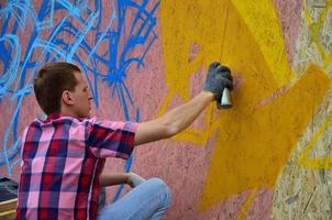 Kharkov, ukraina - Maj 27, 2022 festival av gata konst. ung grabbar dra graffiti på bärbar trä- väggar i de Centrum av de stad. de bearbeta av målning på väggar med aerosol spray burkar foto