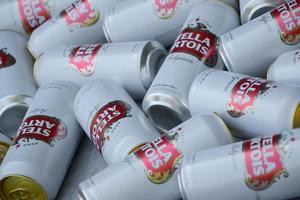 kharkov. ukraina - Maj 2, 2022 många tenn burkar av stella artois öl utomhus. stella artois är de mest känd belgisk öl i de värld ägd förbi ab inbev foto