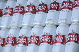 Kharkov, ukraina - Maj 3, 2022 många tenn burkar av stella artois öl utomhus. stella artois är de mest känd belgisk öl i de värld ägd förbi ab inbev foto
