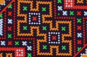 traditionell ukrainska folk konst stickat broderi mönster på textil- tyg foto