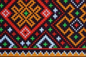 traditionell ukrainska folk konst stickat broderi mönster på textil- tyg foto