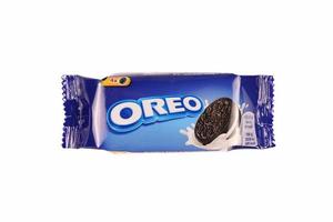 Kharkov, ukraina - Maj 12, 2022 oreo smörgås småkakor låda på vit bakgrund. oreo är varor tillverkad förbi nabisco division av mondelez internationell foto