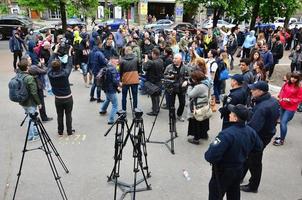 kharkov. ukraina - Maj 17, 2022 de organisation av ukrainska nazisterna och patrioter av de östra kår brännskador de flagga av HBTQ i kharkov. hooligans och ultraljud mot de existens av minoriteter foto