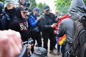 Kharkov, ukraina - Maj 17, 2022 de organisation av ukrainska nazisterna och patrioter av de östra kår brännskador de flagga av HBTQ i kharkov. hooligans och ultraljud mot de existens av minoriteter foto