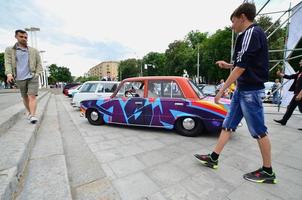 kharkov. ukraina - Maj 2, 2022 festival av gata konst. en bil den där var målad förbi mästare av gata konst under de festival. de resultat av de arbete av flera graffiti konstnärer. original- aerografi foto