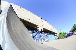 kharkov. ukraina - Maj 2, 2022 skateboard tävling i utomhus skridsko parkera under de årlig festival av gata kulturer foto