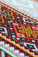 traditionell ukrainska folk konst stickat broderi mönster på textil- tyg foto