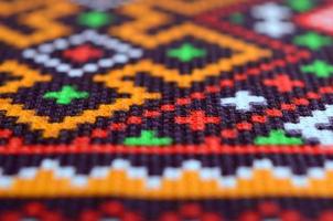 traditionell ukrainska folk konst stickat broderi mönster på textil- tyg foto