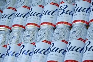 kharkov. ukraina - Maj 2, 2022 många burkar av budweiser lageröl alkohol öl lögner på camo yta. budweiser är varumärke från anheuser-busch inbev mest populär i Amerika foto