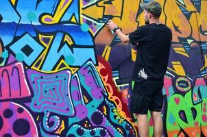 kharkov. ukraina - Maj 2, 2022 festival av gata konst. ung grabbar dra graffiti på bärbar trä- väggar i de Centrum av de stad. de bearbeta av målning på väggar med aerosol spray burkar foto