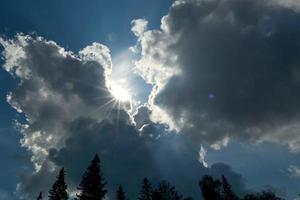 stråle av ljus genom de moln. strålar av ljus lysande genom mörk moln , dramatisk himmel med moln. foto