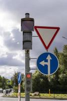 trafik lampor och väg tecken på en stad genomskärning, räkning ner de sekunder fram tills de signal ändringar foto