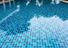 blå och ljus blå simning slå samman golv plattor växelvis stenläggning foto