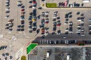 antenn se på stor öppen luft parkering massa för bilar för invånare av område foto