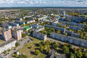 antenn panorama- se från höjd av en flera våningar bostads- komplex och urban utveckling i höst dag foto