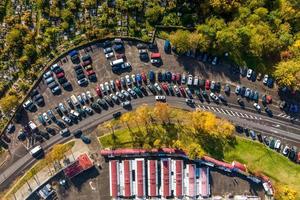 antenn se på stor öppen luft parkering massa för bilar för invånare av område foto