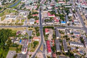 antenn panorama- se från en bra höjd av en små provinsiell stad med en privat sektor och höghus lägenhet byggnader foto