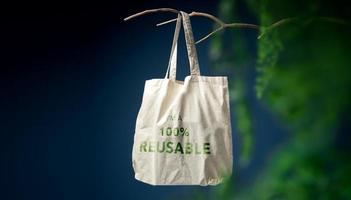 bomull återvinning väska hängande på trä- täcka kuggstång. noll avfall Produkter. miljö, ekologi vård, förnybar begrepp foto