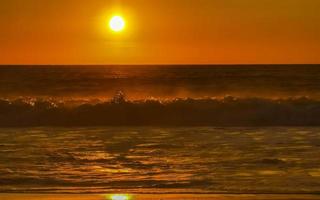 färgrik gyllene solnedgång stor Vinka och strand puerto escondido Mexiko. foto