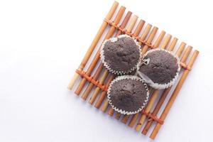 närbild av choklad muffins på bordet foto