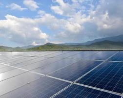 solcellspanel, ny teknik för att lagra och använda kraften från naturen med människoliv, hållbar energi och miljövänkoncept. foto