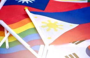 regnbåge flaggor och flaggor av många länder på golv, begrepp för firande av lgbtq plus kön i stolthet månad runt om de värld, mjuk och selektiv fokus. foto