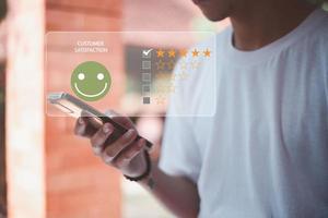 manlig konsumenter ge smiley ikoner och excellent tillfredsställelse betyg och de positiv recensioner online, visar tillfredsställande prestanda kvalitet, kund erfarenhet undersökning idéer för tjänster och Produkter foto