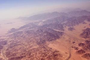 antenn landskap se av en bergen och öken- sand foto