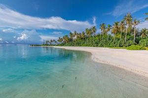 sommar resa bakgrund. exotisk tropisk strand ö, paradis kust. handflatan träd vit sand, Fantastisk himmel hav lagun. fantastisk skön natur panorama, solig dag idyllisk inspirera semester foto