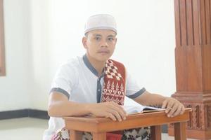 ung asiatisk muslim bön- i de moské foto