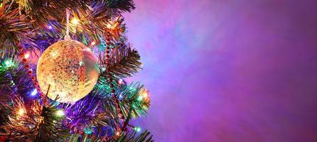jul handgjort dekoration vit boll med glitter och paljetter på gran träd på Semester natt, färgrik bokeh krans, röd pärlor, suddig mörk lila bakgrund. xmas baner med plats för text. foto