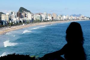 rio de Janeiro, rj, Brasilien, 2022 - se av leblon och ipanema stränder från två bröder klippa naturlig parkera foto