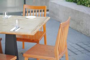 tömma stol och tabell utomhus- foto