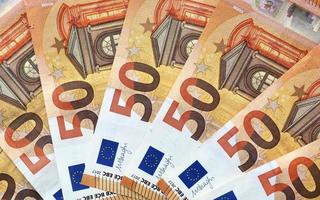stänga upp av talrik euro sedlar liggande på topp av varje Övrig. foto