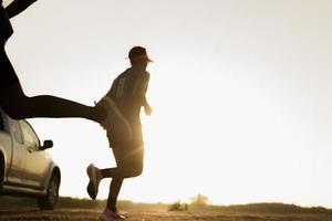 de silhuett av en man löpning på solnedgång foto