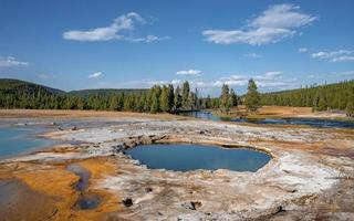 naturskön se av varm källa förbi eldhål flod i halvvägs gejser på yellowstone parkera foto