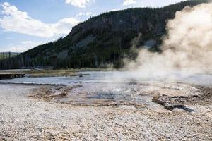 se av rök emitterande från varm källa på yellowstone nationell parkera i sommar foto