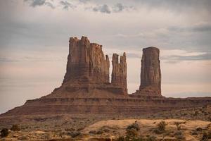 se av sten formationer på monument dal med molnig himmel i bakgrund foto