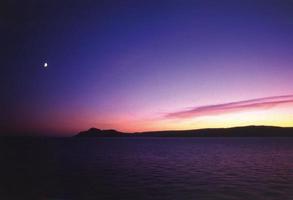 månuppgång över Holy Isle vid ön Arran Skottland foto