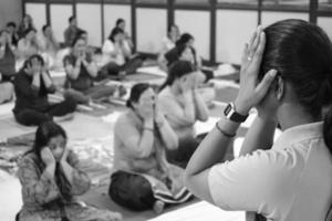 delhi, Indien, juni 19 2022-gruppen yoga övning session för människor av annorlunda ålder grupper i balaji tempel, vivek vihar, internationell yoga dag, stor grupp av vuxna delta yoga klass-svart och vit foto