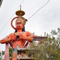 stor staty av herre hanuman nära de delhi metro bro belägen nära karol bagh, delhi, Indien, herre hanuman stor staty rörande himmel foto