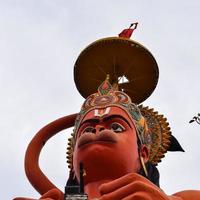 stor staty av herre hanuman nära de delhi metro bro belägen nära karol bagh, delhi, Indien, herre hanuman stor staty rörande himmel foto