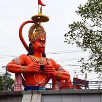 stor staty av herre hanuman nära de delhi metro bro belägen nära karol bagh, delhi, Indien, herre hanuman stor staty rörande himmel foto