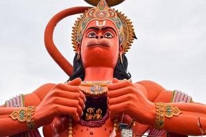 stor staty av herre hanuman nära de delhi metro bro belägen nära karol bagh, delhi, Indien, herre hanuman stor staty rörande himmel foto